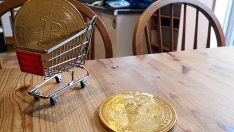 monedas de moneda criptográfica bitcoin doradas giratorias en un pequeño carrito de compras en el concepto de mesa de cocina girando a la izquierda