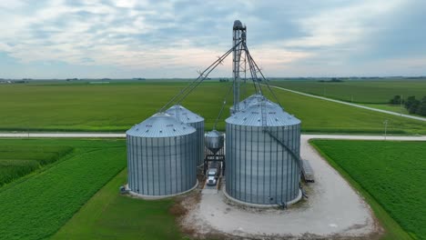 grand ascenseur de grain dans le midwest des états-unis