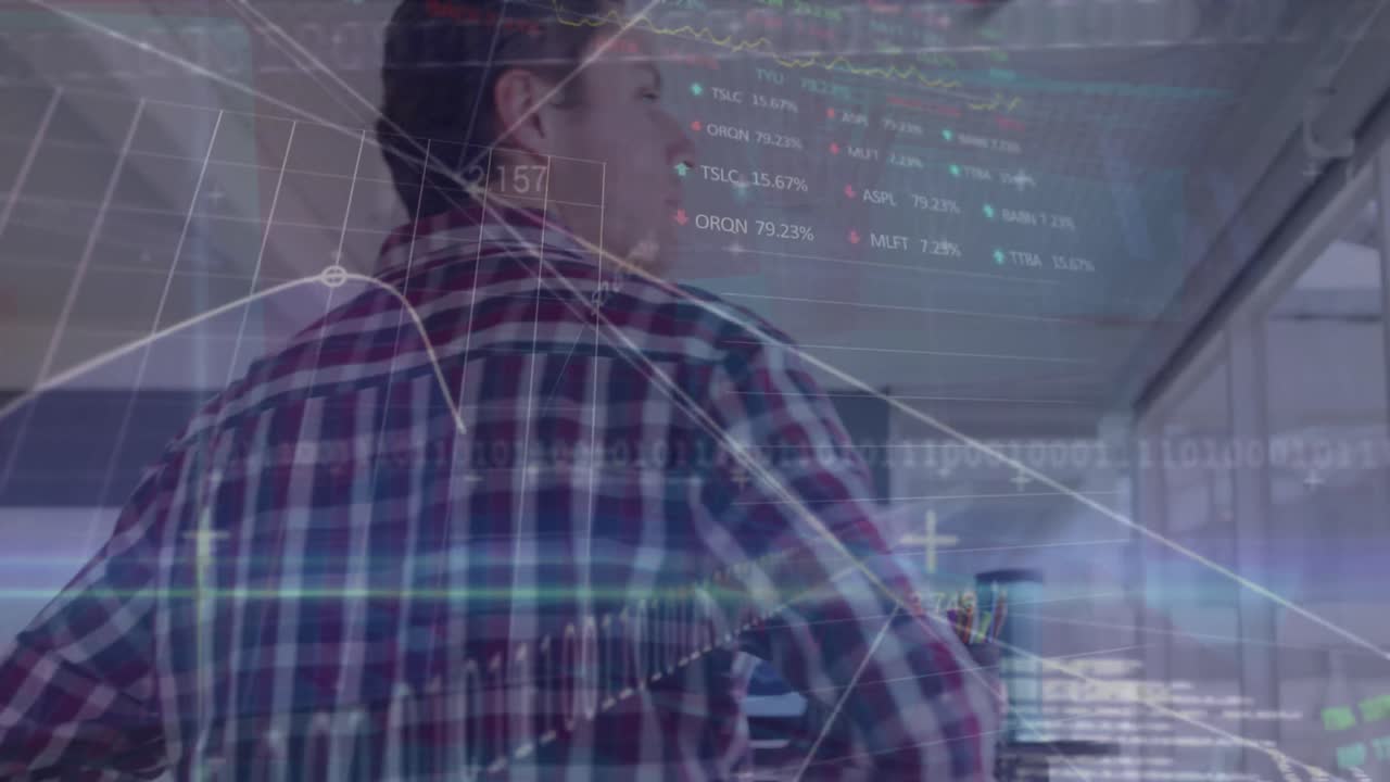 procesamiento de datos estadísticos sobre hombre caucásico sonriendo mirando por la ventana en la oficina