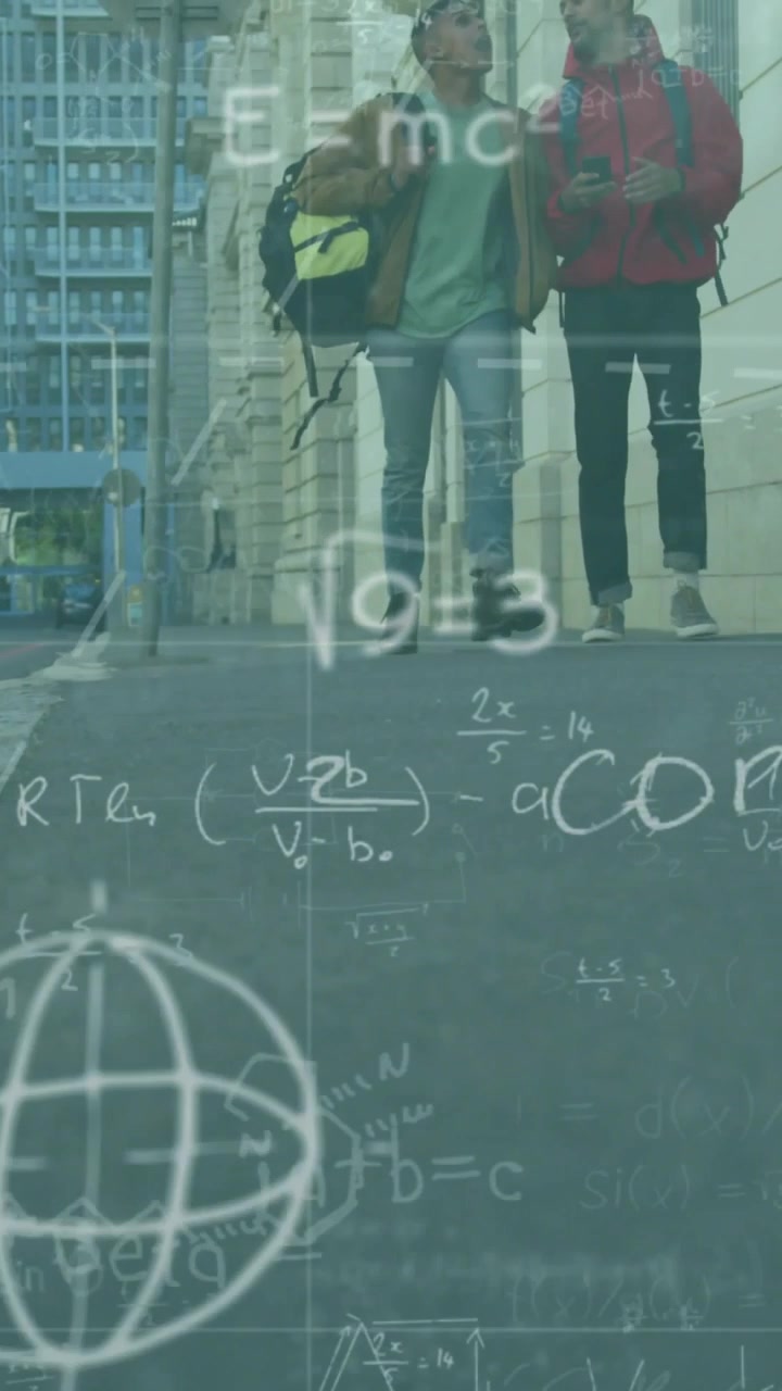 Video vertikal: Dua siswa mendekati kamera, mengetuk ponsel dan menyebabkan grafis matematika muncul untuk belajar