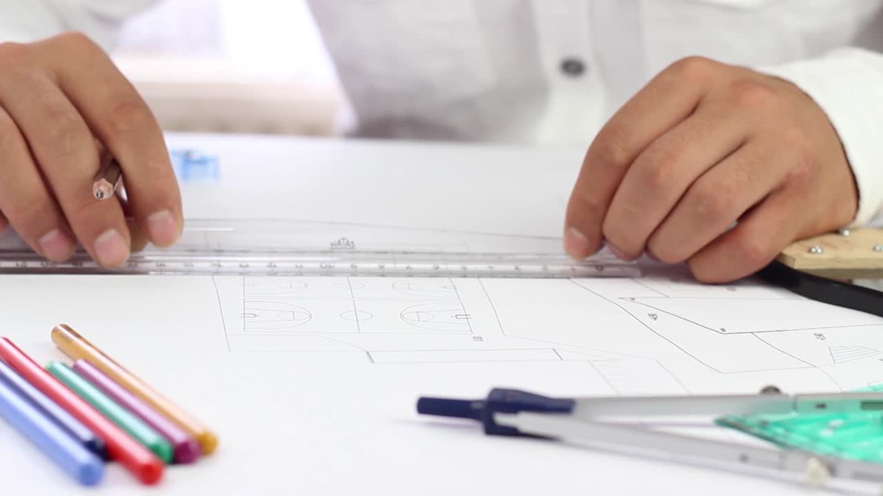 건축가 의 손 이 종이 에 리너 와 연필 을 사용 하여 선 을 그리고 있다