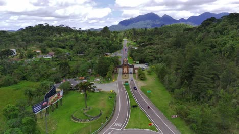 la carretera conecta la costa con el campo y está llena de estructuras antiguas