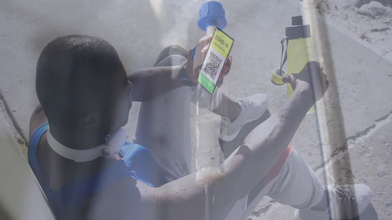 코로나19 백신 접종 여권을 가진 스마트폰을 들고 있는 남자의 애니메이션