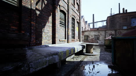 exterior de la antigua fábrica con edificios y chimenea