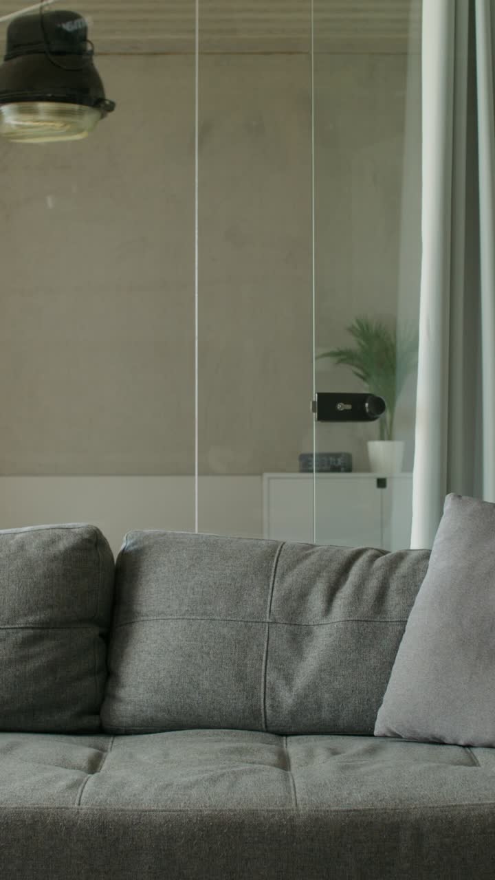 sala de estar moderna con auriculares de realidad virtual