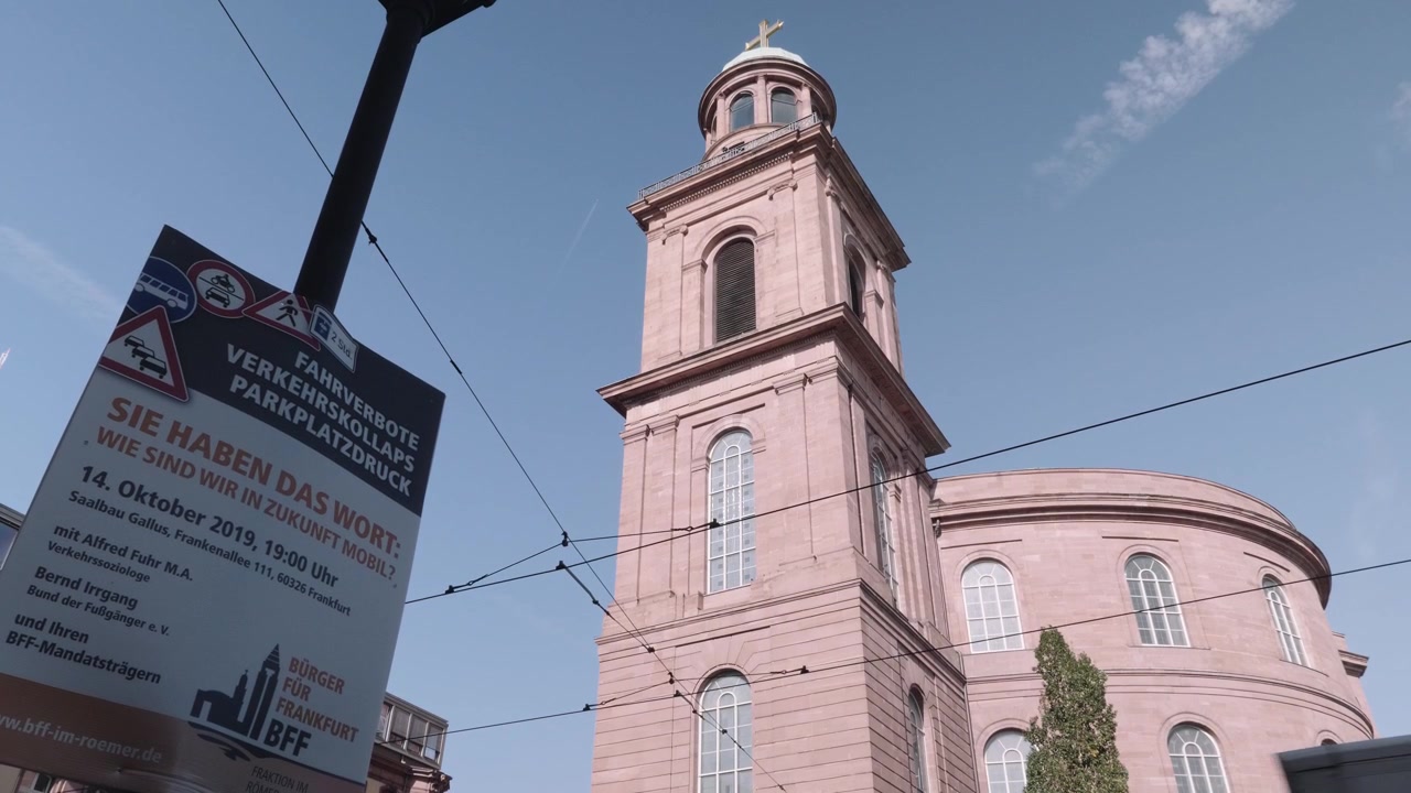 Close-up de baixo ângulo da Igreja Paulskirche com céu azul claro como fundo durante o dia ensolarado, Frankfurt