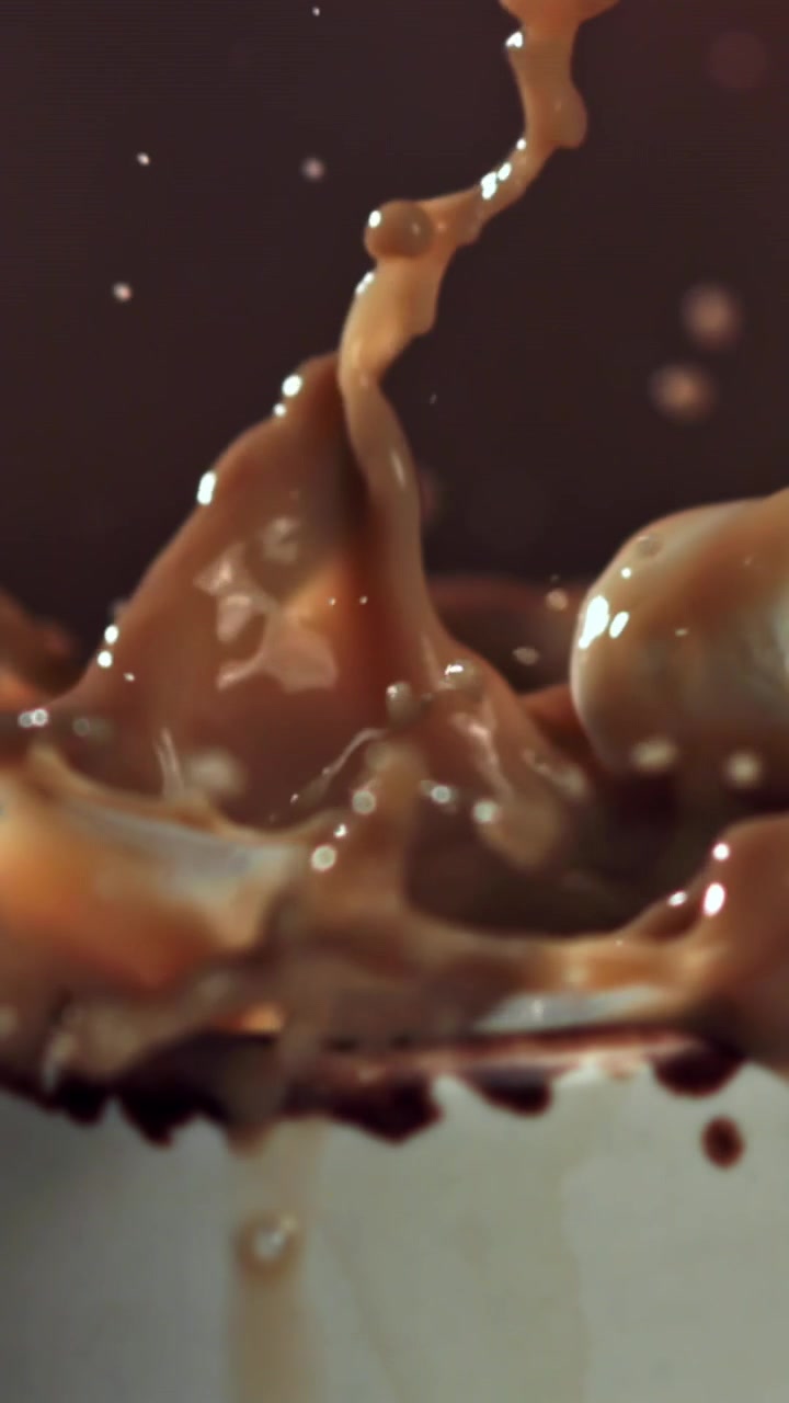 Marshmallow che cadono nella cioccolata calda al rallentatore