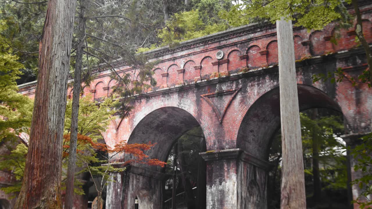 일본 교토의 벽돌로 만든 아름다운 다리의 슬라이드 샷, 일본 4k 슬로우 모션