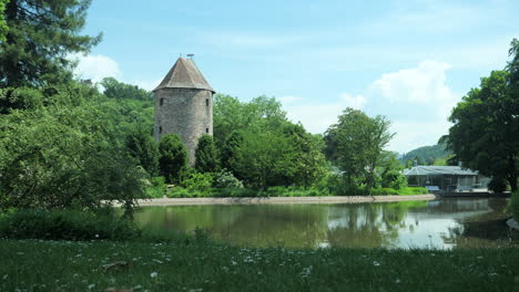 Viejo-Sombrero-Azul-De-La-Torre-En-El-Parque-De-La-Ciudad-De-Weinheim