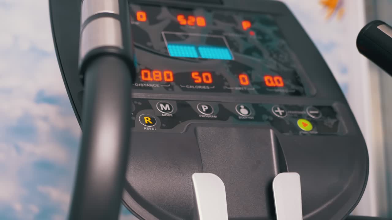 indicadores electrónicos de datos en el monitor un nuevo entrenador elíptico moderno. 4k