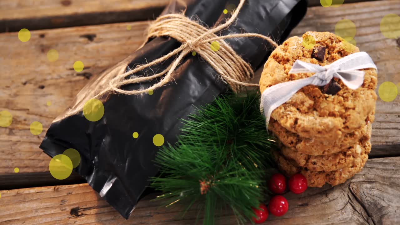 이것은 검은색 배경에 떠다니는 여러 개의 노란색 반점의 디지털 애니메이션입니다.