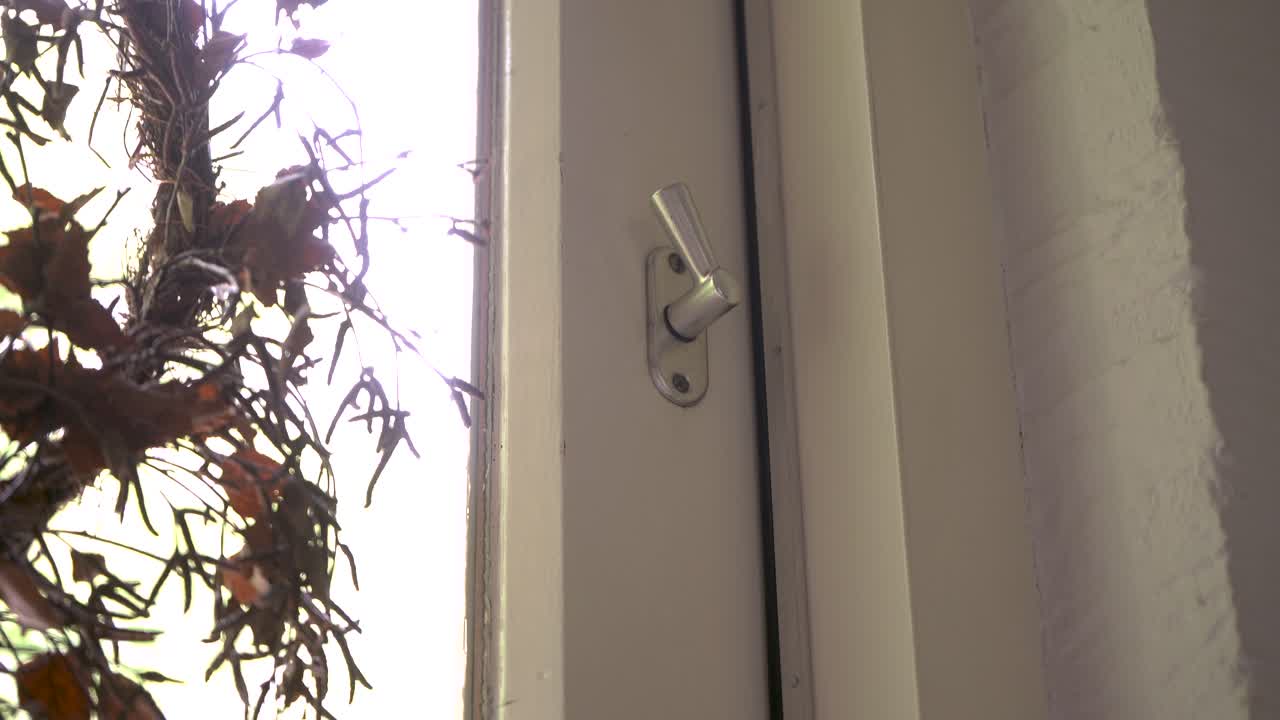 집의 창문을 잠그는 것