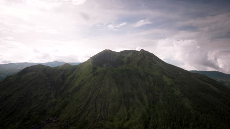 el cráter del monte batur, un volcán activo en la isla de bali, indonesia