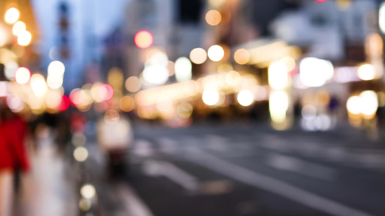 움직이는 보행자와 함께 초점 밖의 도시 풍경