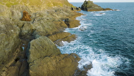 costa rocosa con olas