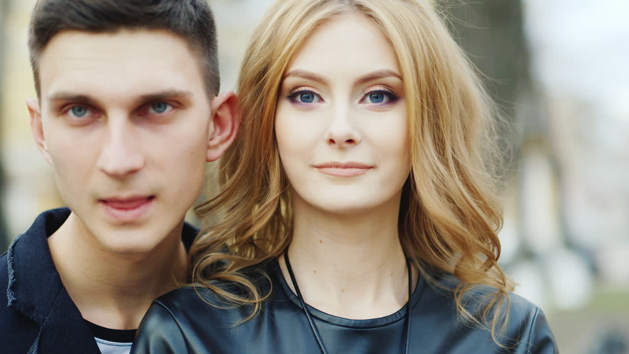 친구는 카메라에서 재미있는 얼굴을 보여줍니다