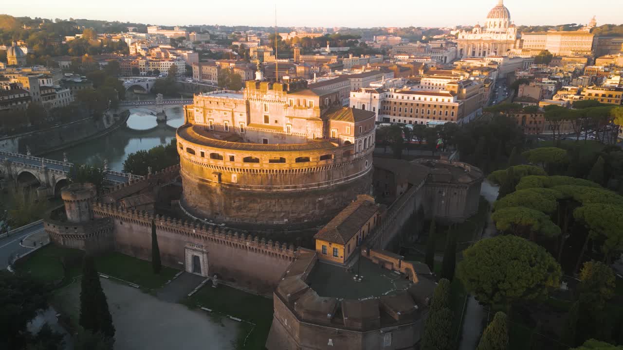 카스텔 산탄젤로 (castell sant'angelo) 위의 놀라운 공중 풍경은 해가 뜨는 성 베드로 대성당을 보여줍니다.