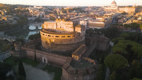 Increíble-Vista-Aérea-Sobre-El-Castillo-De-Sant&#39;Angelo-Que-Revela-La-Basílica-De-San-Pedro-Al-Amanecer.