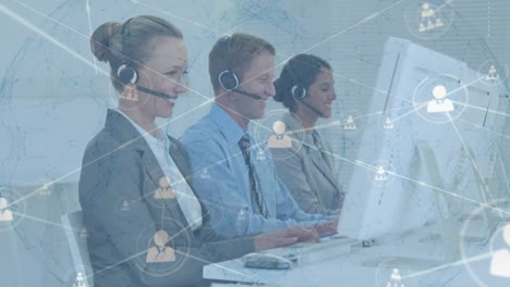 animazione di una rete di connessioni su diverse persone d'affari che utilizzano cuffie telefoniche in ufficio.