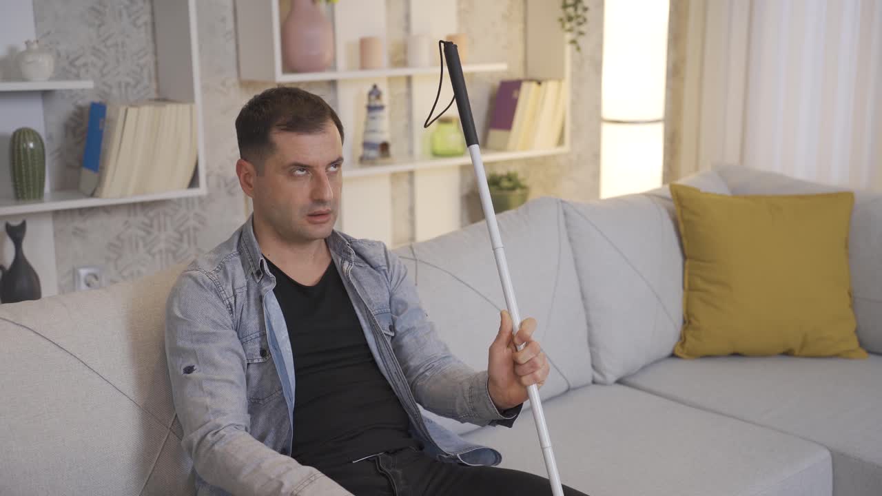 hombre ciego cansado de vivir solo. expresión infeliz y tensa.