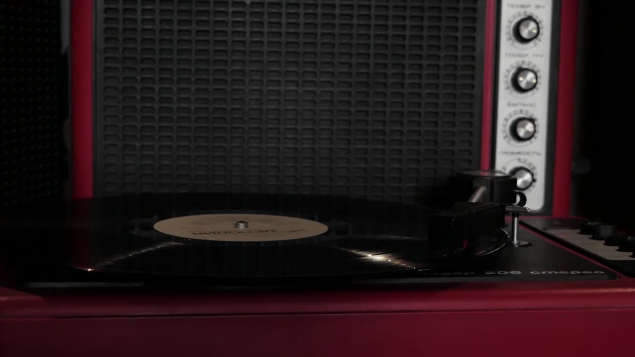 낭만적이고 아름다운 음악과 저녁을 위해 회전하는 레코드가 있는 오래된 비닐 레코드 플레이어