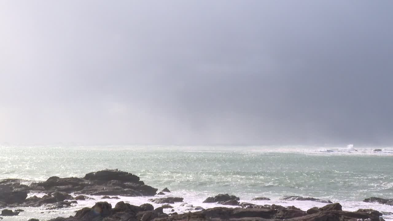 폭풍이 불어오는 바다 해안선