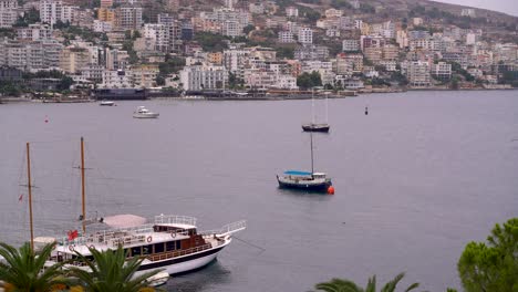 Ruhige-Und-Entspannende-Landschaft-Mit-Booten-Im-Hafen-Von-Saranda-In-Albanien