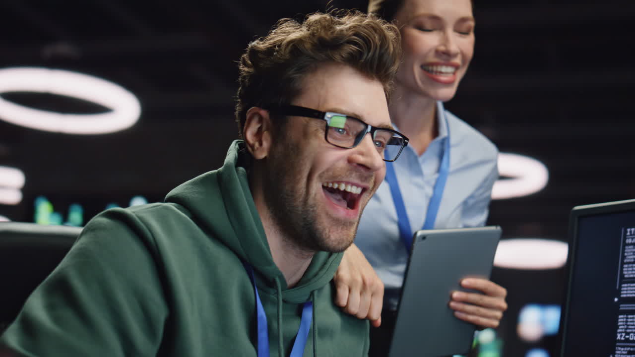 pareja de colegas alegres regocijándose de la victoria felices por el éxito de la oficina de primer plano