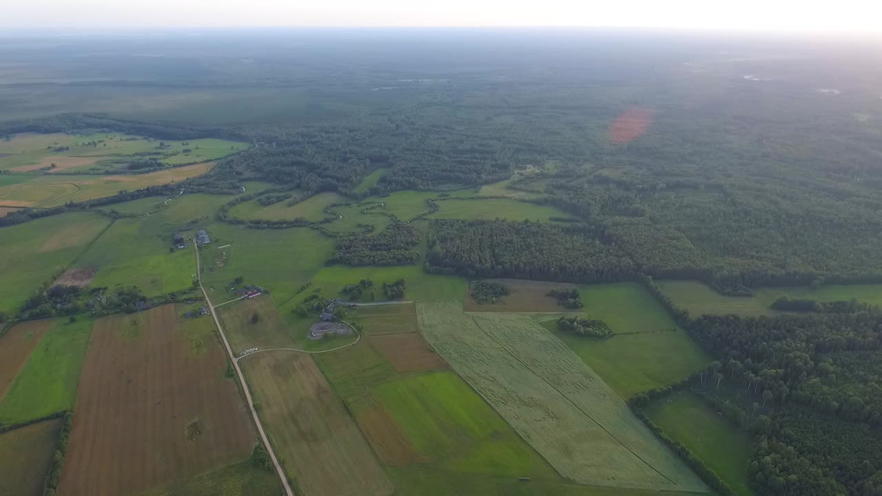 건초 롤과 도로가 있는 위와 지상에서 여름 시간에 시골의 탁 트인 풍경