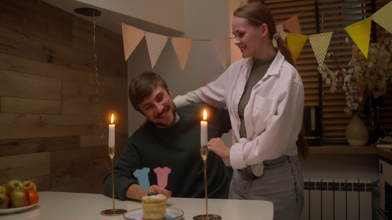 pareja celebrando una fiesta de revelación de género