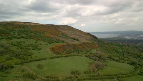 Toma-Aérea-De-Cavehill,-Belfast-En-Un-Día-De-Primavera.