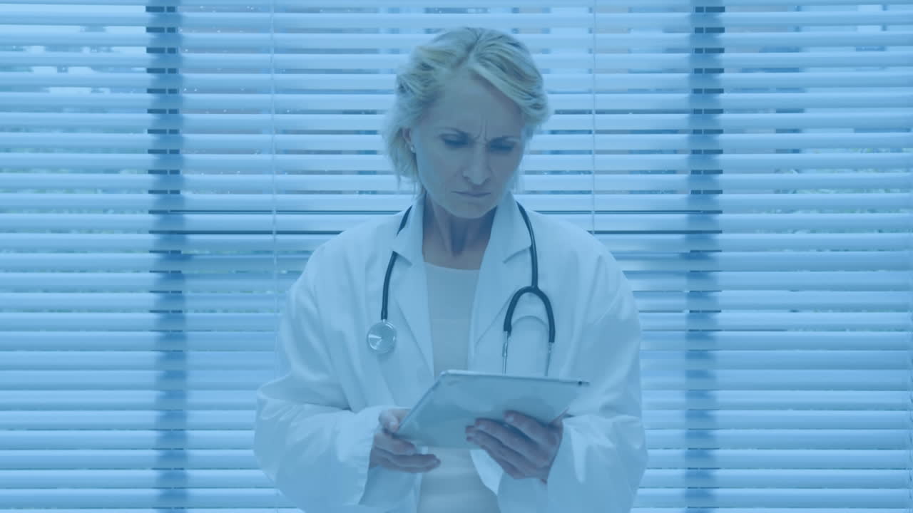 Medico che usa il tablet e che parla
