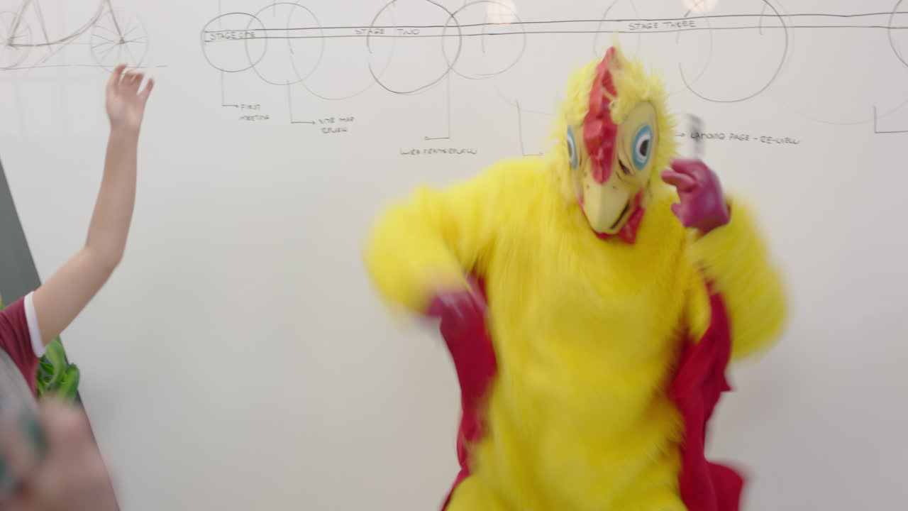 pollo bailando estudiantes de negocios felices disfrutando de una divertida fiesta de baile en la sala de juntas reunión celebrando la victoria exitosa gallo loco alto cinco colegas en la presentación de la oficina emocionado