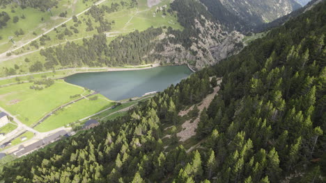 luchtfoto van een dam gelegen op een berghelling in de pyreneeën