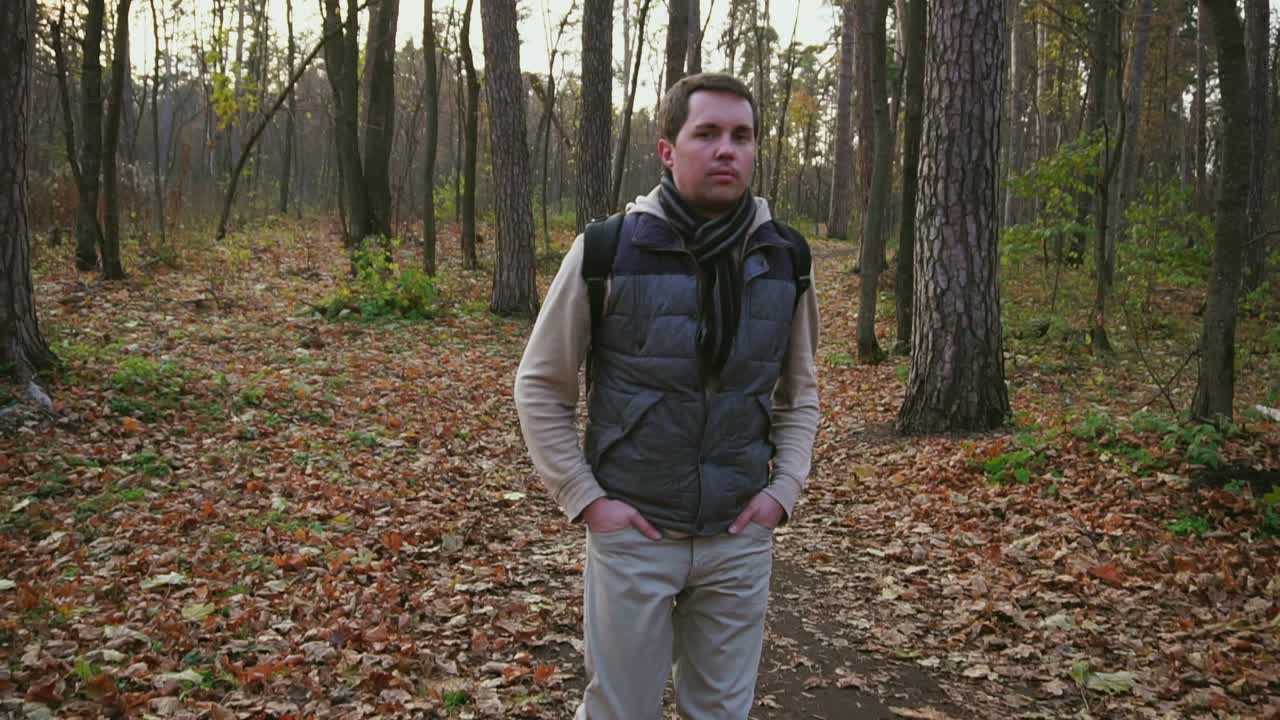 hombre caminando en un bosque de otoño