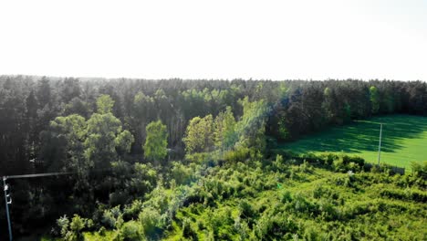 Toma-Aérea-De-Un-Prado-En-El-Distrito-De-Pomeranian-En-Polonia