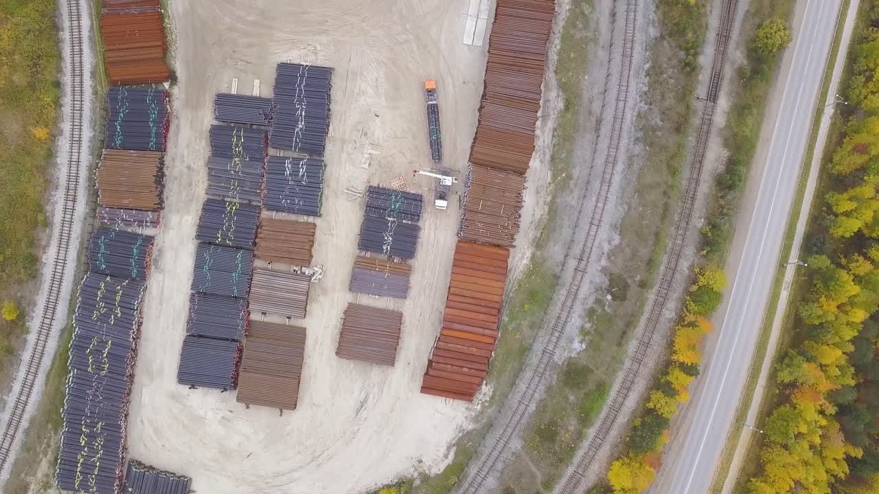 vista aérea del patio de almacenamiento de piezas de oleoductos