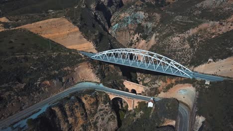 Luftaufnahme-Einer-Modernen-Brücke-über-Zwei-Weitere-ältere-Brücken-Aus-Verschiedenen-Epochen