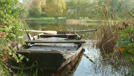 Bote-De-Madera-En-El-Lago-Relajante