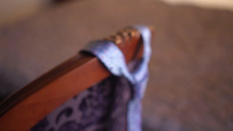 el hombre toma una corbata púrpura