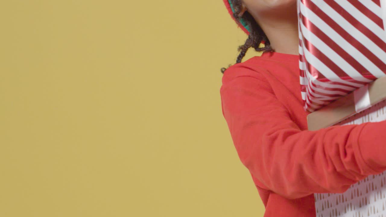 средний снимок мальчика, держащего рождественские подарки, с пробелом для копирования