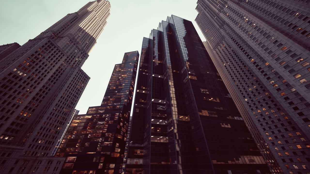 mirando los rascacielos de una ciudad