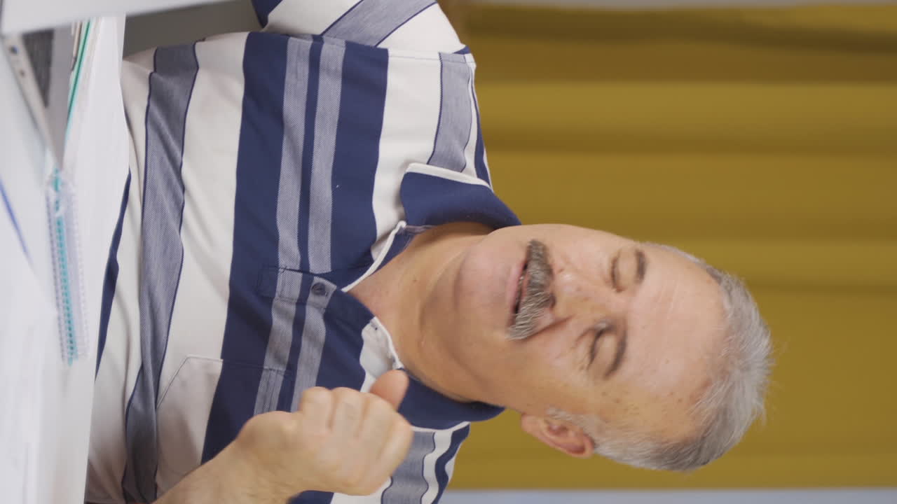 홈 오피스 근로자 노인의 수직 비디오는 재미있고 유쾌합니다.