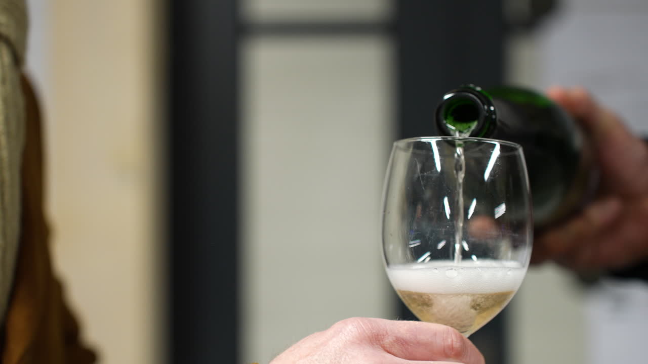 Versare vino nel bicchiere per degustazione, cantina belga