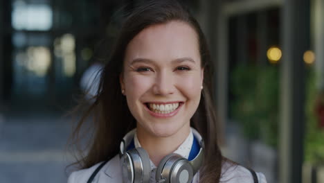 retrato joven hermosa mujer de negocios sonriendo alegre disfrutando de una carrera exitosa estilo de vida en la ciudad el viento soplando el cabello cámara lenta