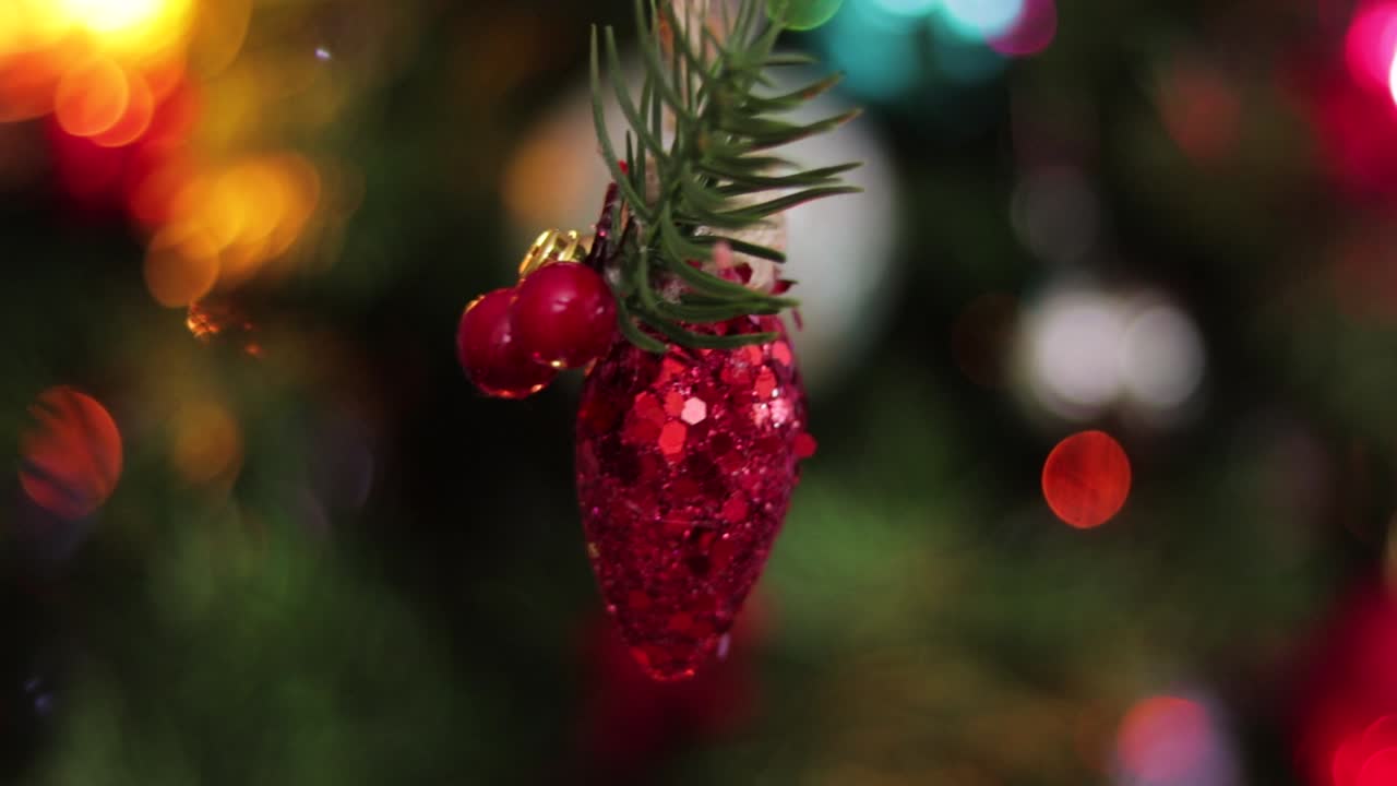 adornos de bombilla de cristal rojo de navidad colgando. fondo bokeh