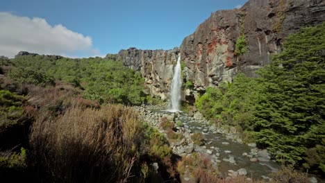 Fotógrafa-Tomando-Fotografías-De-Una-Cascada-En-El-Paisaje-De-Nueva-Zelanda