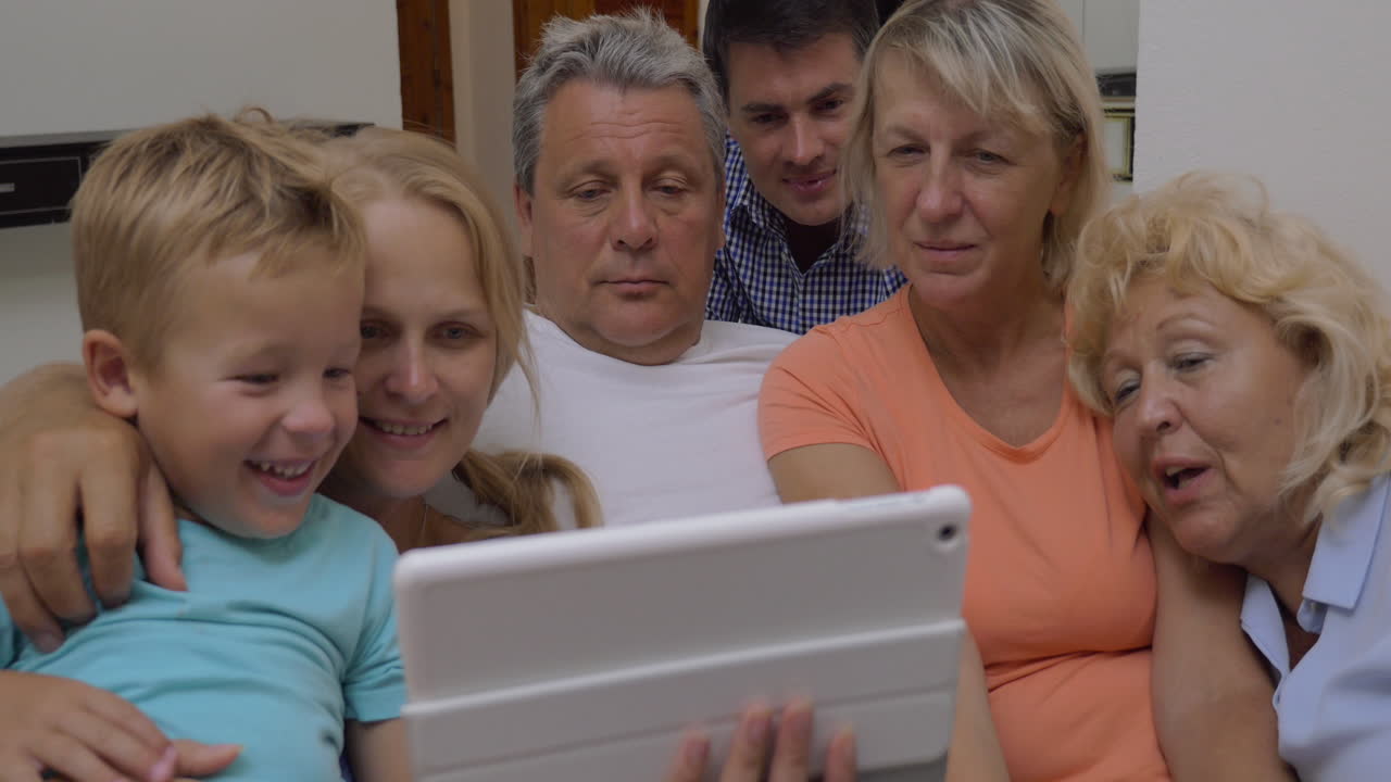 famiglia che guarda un video su un tablet