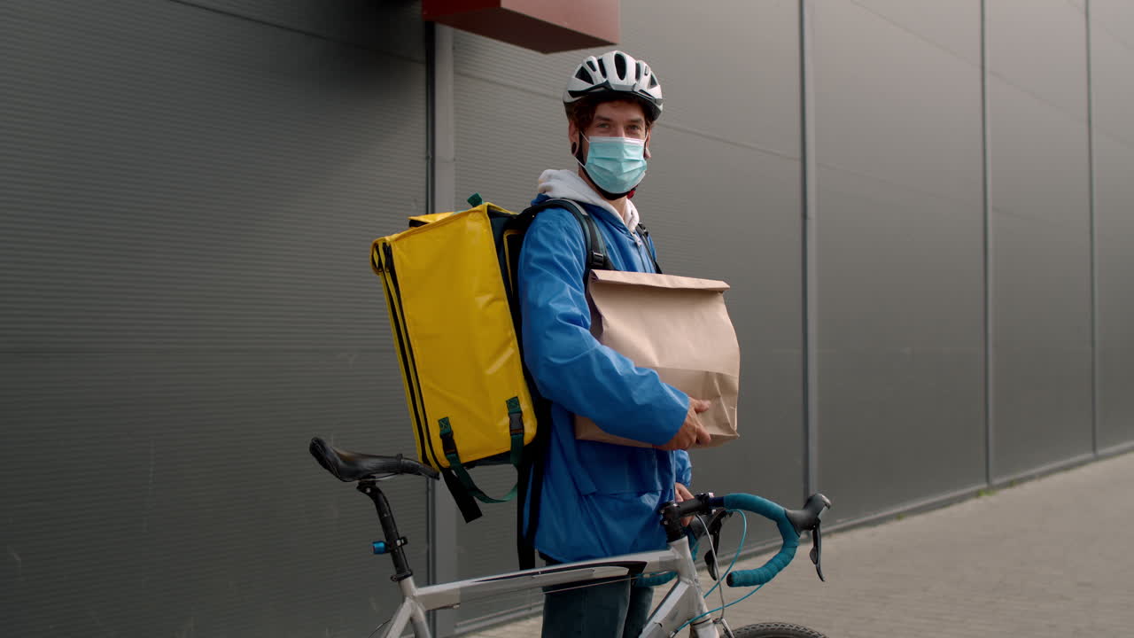 Lieferkurier mit Fahrrad und Essenstasche