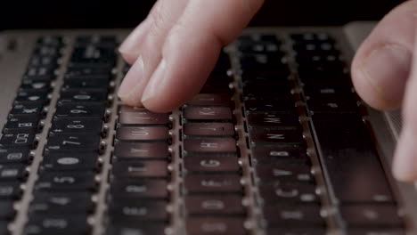 persona que pone información y palabras en una computadora portátil escribiendo en el teclado